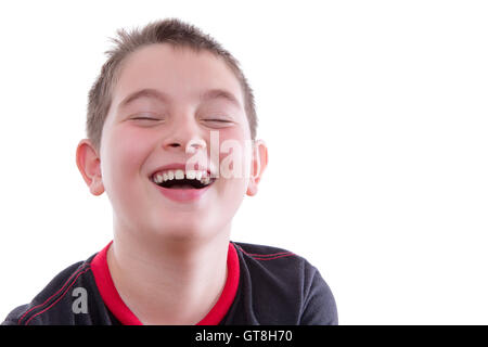 Kopf und Schultern Close Up Portrait des fröhlichen jungen tragen rot und schwarz-t-Shirt und Lachen mit Augen geschlossen im Studio w Stockfoto