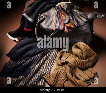 Verschiedene Herren Winter Accessoires und Ledertasche auf braunem Hintergrund Stockfoto