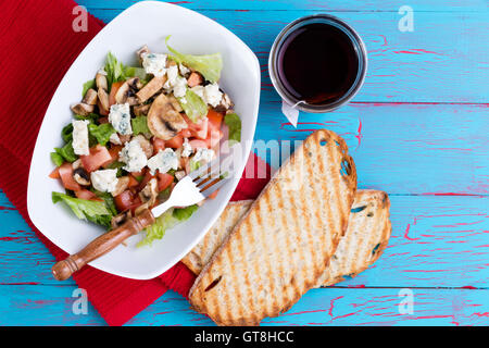 Gesunden gemischter Salat mit Feta-Käse, serviert mit Tee und Toast auf eine exotische hell Türkis Blau Picknick-Tisch mit Textfreiraum Stockfoto