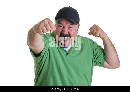 Taille bis aufgeregt Mann mit Spitzbart in grünen Hemd und Baseball-Kappe, die Fäuste in die Luft halten und feiern Team im Studio zu gewinnen Stockfoto