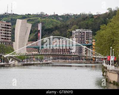 Fußgängerbrücke Zubizuri über Bilbao ria Stockfoto