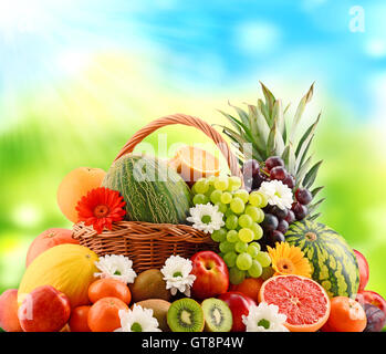 Komposition mit verschiedenen Früchten. Ausgewogene Ernährung Stockfoto