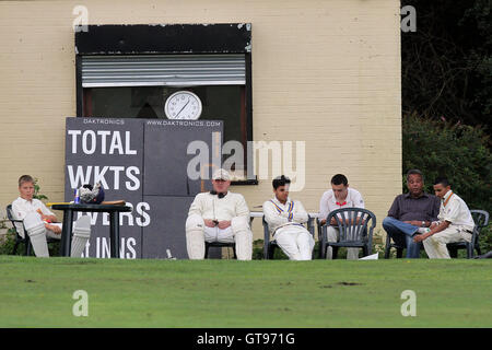 Gidea Park Spieler schauen auf aus dem Pavillon - unterstützt CC 4. XI (fielding) Vs Gidea Park & Romford CC 4. XI - Essex Cricket League - 27.08.11 Stockfoto