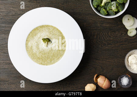 Brokkoli-Cremesuppe mit Zutaten Stockfoto