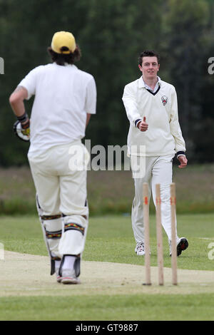 Schalen aus G Pearson und feiert - Navestock Ardleigh grün CC Vs Havering Atte Bower M Roe von Havering CC 2. XI - Mitte Essex Cricket League an Navestock Seite - 16.06.12 Stockfoto