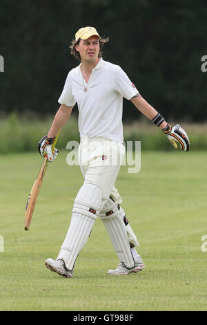 M Roe von Havering Schalen aus G-Pearson, verlassen das Feld - Navestock Ardleigh grün CC Vs Havering Atte Bower gesehen ist, CC 2. XI - Mitte Essex Cricket League an Navestock Seite - 16.06.12 Stockfoto