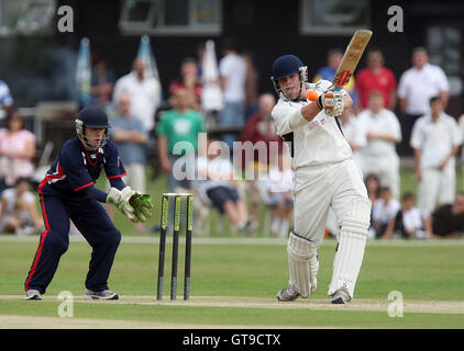 Ein Ison Upminster Löcher heraus aus der Bowling Bhane - Upminster CC (weiß) Vs Buckhurst Hill CC im Halbfinale - Herzöge Essex zwanzig 20 Cricket Finaltag in Billericay Cricket Club - 15.08.10 Stockfoto