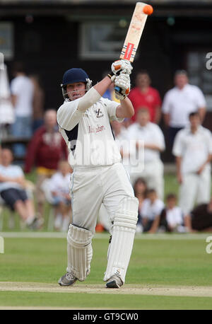 Ein Ison Upminster Löcher heraus aus der Bowling Bhane - Upminster CC (weiß) Vs Buckhurst Hill CC im Halbfinale - Herzöge Essex zwanzig 20 Cricket Finaltag in Billericay Cricket Club - 15.08.10 Stockfoto