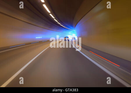 Fahrt durch Tunnel mit Verkehr, Österreich Stockfoto