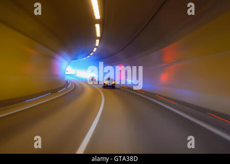 Fahrt durch Tunnel mit Verkehr, Österreich Stockfoto