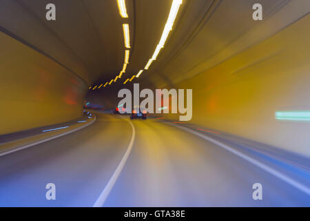 Fahrt durch Tunnel mit Verkehr, Österreich Stockfoto