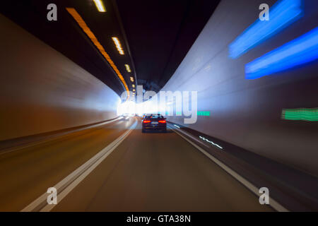 Fahrt durch Tunnel mit Verkehr, Österreich Stockfoto