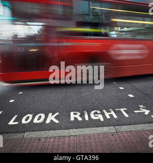 Fußgängerüberweg rechts Zeichen betrachten und Beschleunigung Doppeldecker-Bus, London, England, Vereinigtes Königreich Stockfoto