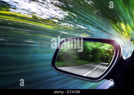 Ansicht der Straße spiegelt sich in der Pkw-Fahrer-Außenspiegel Stockfoto