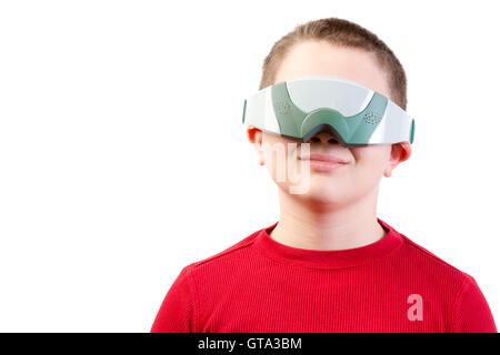 Inhalt junge im roten Hemd trägt virtual-Reality-Brille vor einem weißen Hintergrund Stockfoto
