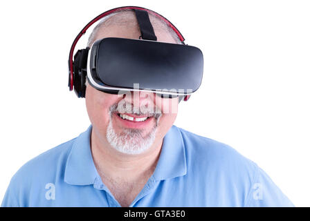 Ein bärtiger reifen Mann im blauen Hemd lächelnd mit virtual-Reality-Kopfhörer auf weißem Hintergrund Stockfoto