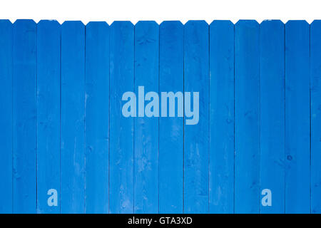 Einfache Holzlatte Zaun mit parallelen Brettern über einen weißen Hintergrund mit Königsblau Farbe befleckt Stockfoto