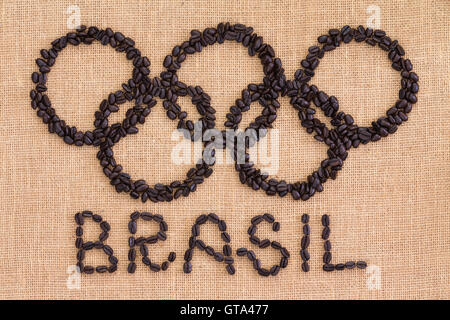 RIO DE JANEIRO - Mai 10, 2016:Top down-Ansicht auf Brasilien Olympia-Konzept, portugiesischen Text über Sackleinen f aus trockenen Kaffeebohnen hergestellt Stockfoto