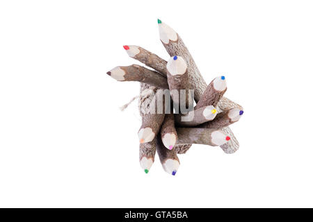 Top-down Ansicht auf grün, rot und blau Buntstifte mit braunen Baum Rinde Beschichtung oder enden auf weißem Hintergrund Stockfoto