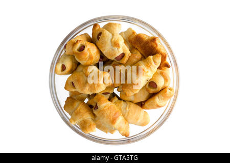 Frisch gebackene Hot-Dog-Croissants auf einem Teller mit einer würzigen Wurst füllen für einen leckeren Snack aus Overhead isoliert auf Pfingstmontag betrachtet Stockfoto