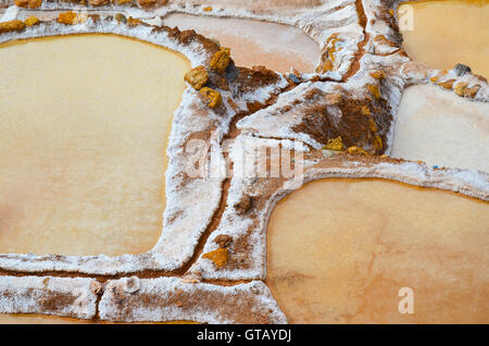 MARAS, REGION CUSCO, PERU-6. Juni 2013: Detailansicht über das Salz mine von Maras Stockfoto