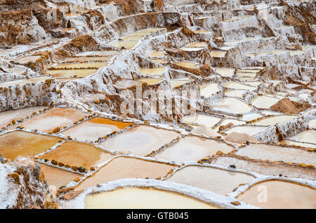 MARAS, REGION CUSCO, PERU-6. Juni 2013: Pre-Inca traditionelle Salzbergwerk im Heiligen Tal Stockfoto