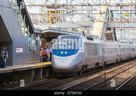 Passagiere an Bord in Richtung Süden Amtrak Acela Express Zug in Stamford, Connecticut. Stockfoto