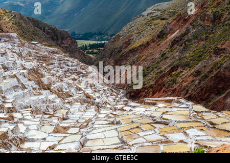 MARAS, REGION CUSCO, PERU-6. Juni 2013: Pre-Inca traditionelle Salzbergwerk im Heiligen Tal Stockfoto