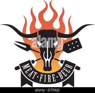 Grill-Vektor-Logo mit Kuh Schädel und Flammen. Abbildung mit Spachtel und Grill Gabel unter Kuh Schädel gekreuzt. Banner liest Fleisch Feuer Bier. Stock Vektor