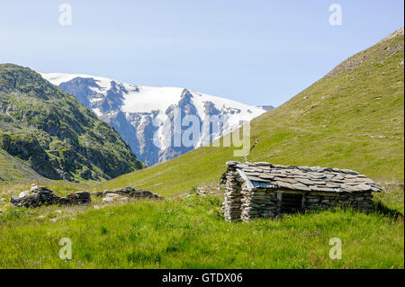 Gletscher der Mantel gesehen von Rif Tort mit eine Almhütte im Vordergrund, Alpen, Frankreich Stockfoto