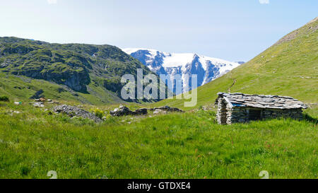 Gletscher der Mantel gesehen von Rif Tort mit eine Almhütte im Vordergrund, Alpen, Frankreich Stockfoto