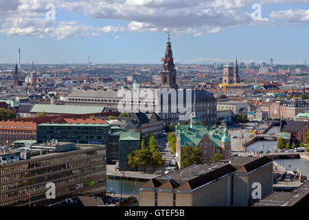 Luftaufnahme von Schloss Christiansborg und der Alten Börse und das Gebiet um die Insel Slotsholm Slotsholmen. Stockfoto