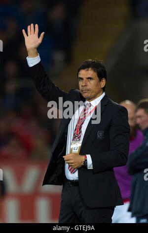 Wales Manager Chris Coleman Wellen während der Wales V Moldawien World Cup Qualifier Spiel in Cardiff City Stadium. Stockfoto