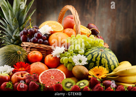 Komposition mit verschiedenen Früchten. Ausgewogene Ernährung Stockfoto