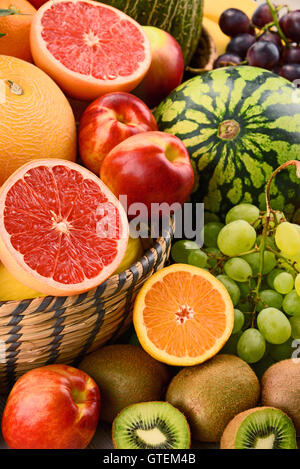 Komposition mit verschiedenen Früchten. Ausgewogene Ernährung Stockfoto