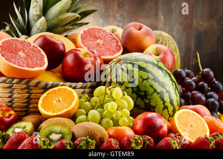 Komposition mit verschiedenen Früchten. Ausgewogene Ernährung Stockfoto