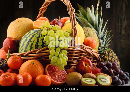 Komposition mit verschiedenen Früchten. Ausgewogene Ernährung Stockfoto