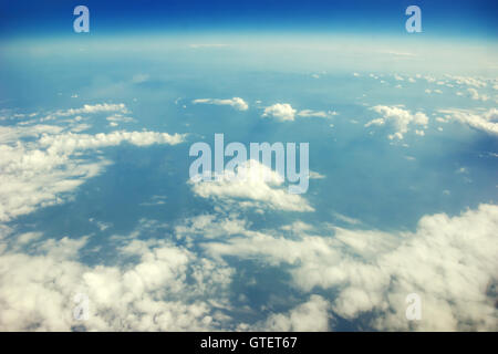 Himmlische Aussicht aus dem Flugzeugfenster Stockfoto