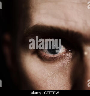 Blaue Augen des jungen Mannes hautnah Stockfoto