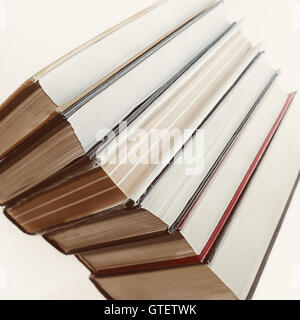 Sechs alte Bücher auf weißem Hintergrund Stockfoto