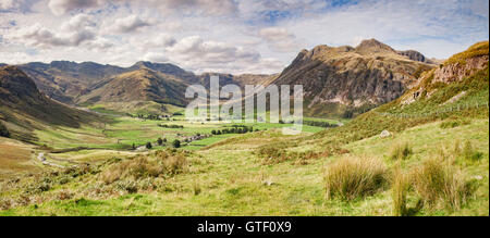 Panoramische Ansicht der oberen Langdale im Lake District, Cumbria, England, UK. Stockfoto