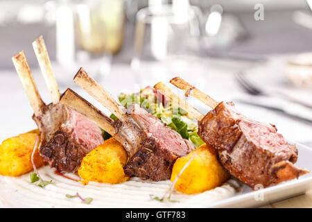 Geröstete Rack mit Lamm Koteletts mit gestampften Kartoffeln gefüllte Kroketten Stockfoto