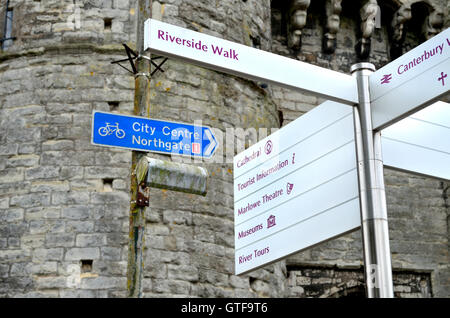 Canterbury, Kent, UK. Touristischer Wegweiser mit Wegbeschreibungen zu den wichtigsten Sehenswürdigkeiten Stockfoto