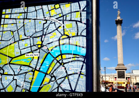 London, England, Großbritannien. 'You are here' Touristenkarte in Whitehall, Blick Richtung Nelsons-Säule Stockfoto