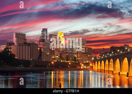 Minneapolis. Bild von Minneapolis downtown in der Dämmerung. Stockfoto