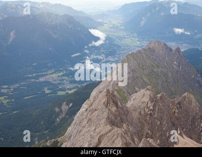 Blick vom Berg Zugspitze, Tirol im Dorf Ehrwald, Österreich Stockfoto