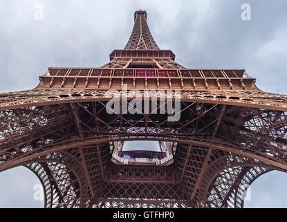 Bottom-up-Blick auf den Eiffelturm Stockfoto