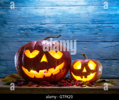 Grinsende Kürbis Laterne oder Laterne ist eines der Wahrzeichen von Halloween. Halloween-Attribut. Hölzerne Hintergrund. Stockfoto