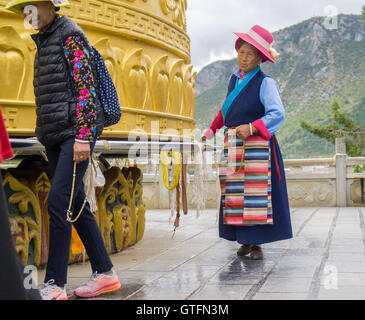 Alte chinesische Frau, die Spinnen die größte Gebetsmühle der Welt Stockfoto