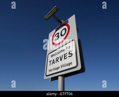 Schild am Anfang von dem kleinen Dorf Tarves in der Grafschaft Aberdeenshire, Schottland, Großbritannien Stockfoto